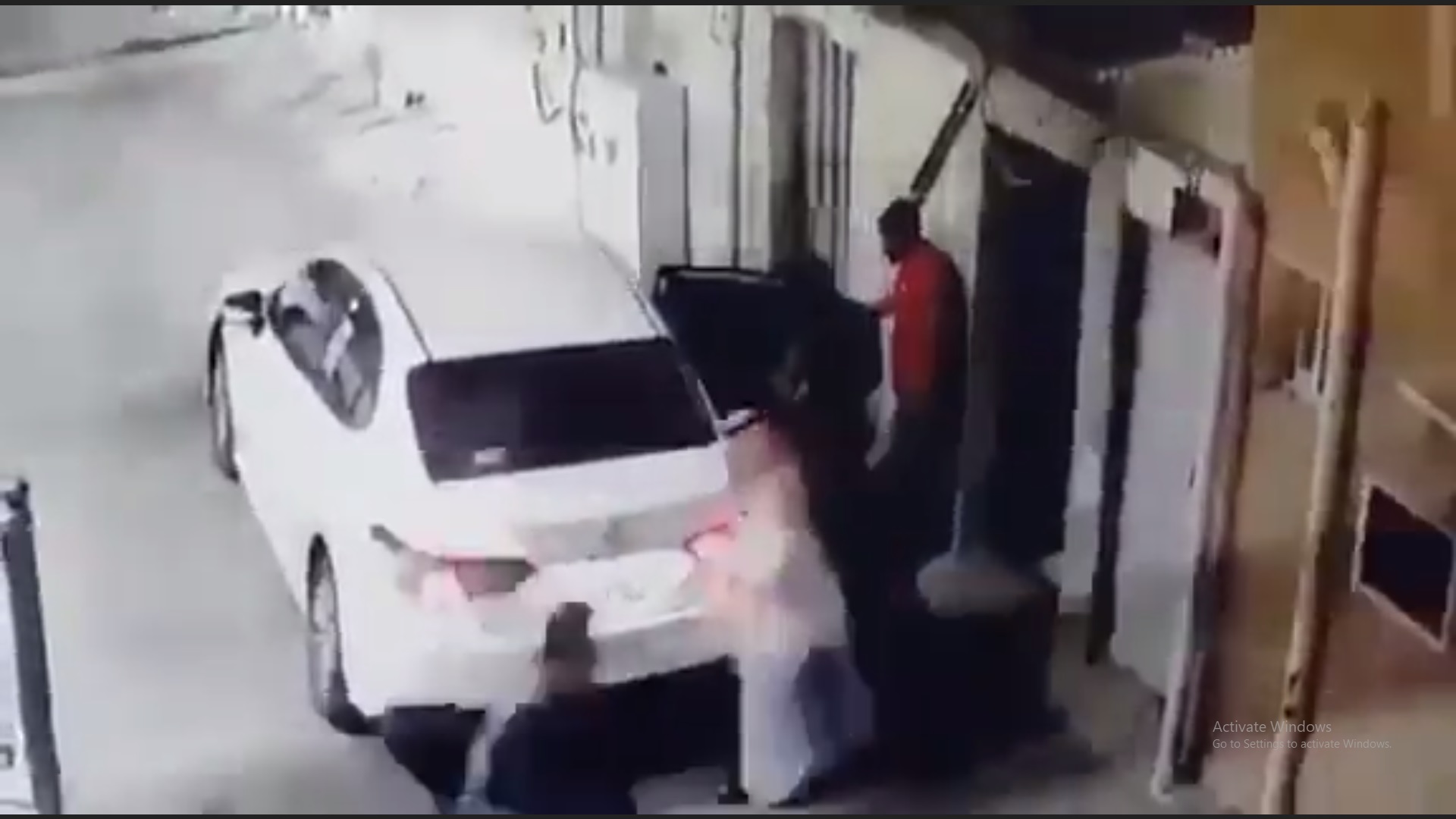 فيديو.. لحظة سرقة خزينة من منزل مواطن في جدة