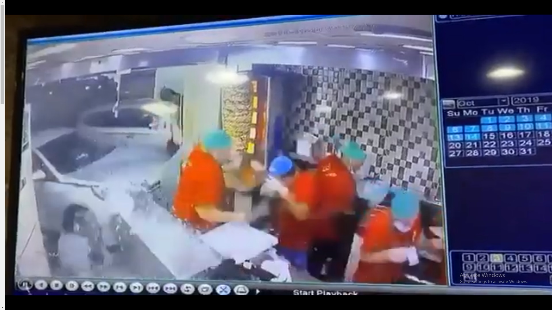 فيديو.. سيدة تحطم واجهة مطعم بسيارتها في جدة