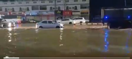 شاهد.. الشوارع تفيض بالماء بعد سيول بحرة شرقي جدة
