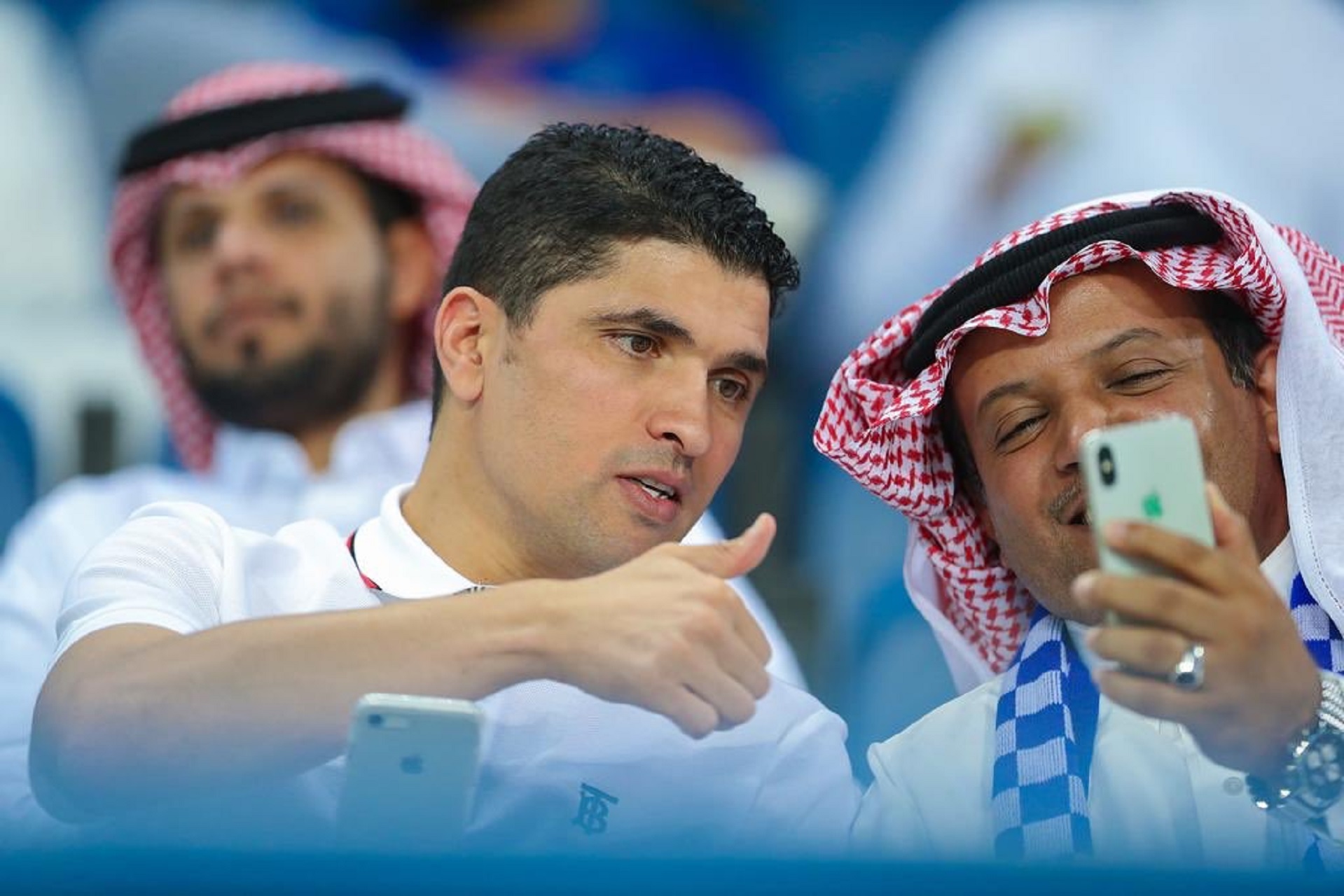 صور.. طارق التايب يدعم الهلال ضد السد