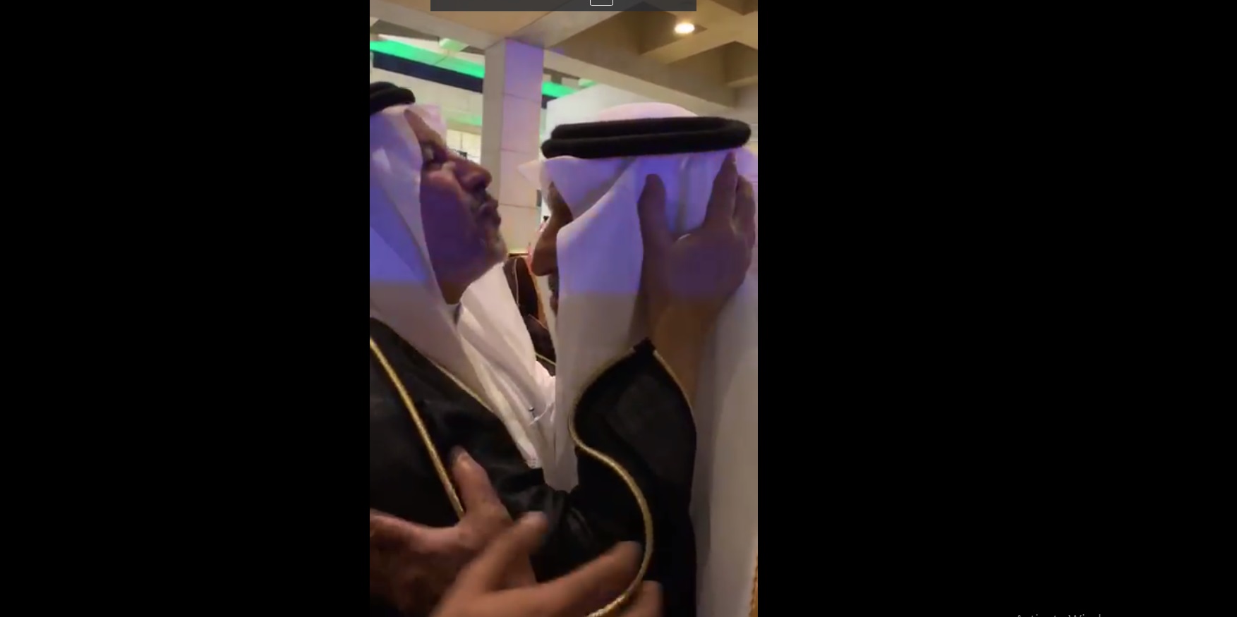 فيديو.. الربيعة يصر على تقبيل رأس الفيصل بعد تتويجه بجائزة اعتدال