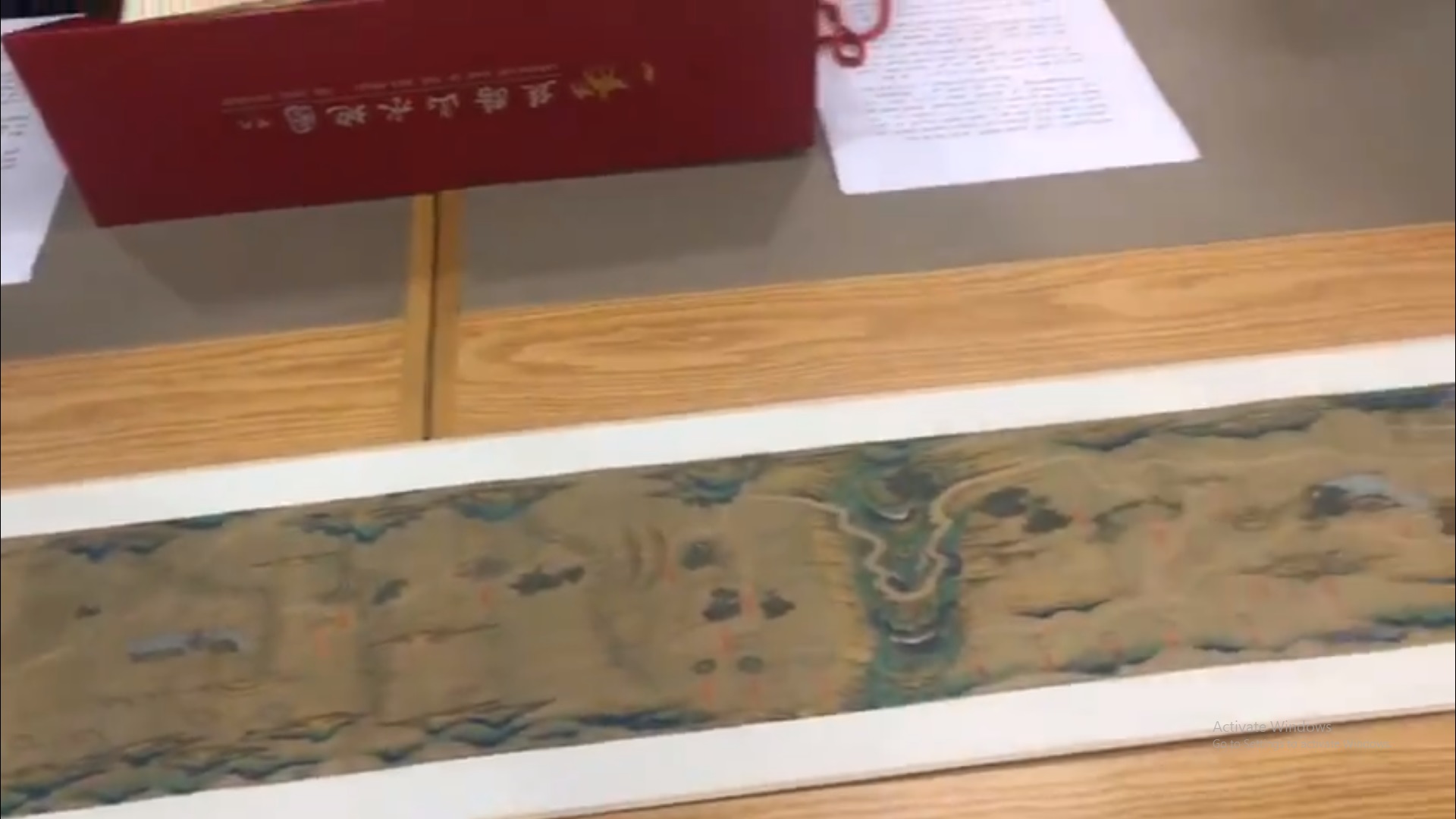 فيديو.. مكتبة الملك عبدالعزيز تهدي السفير الصيني خريطة طريق الحرير