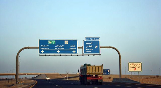 انقلاب شاحنة ومركبة في مكة المكرمة وجدة