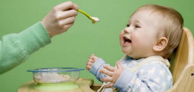متى يبدأ الطفل في تناول الطعام الصلب؟