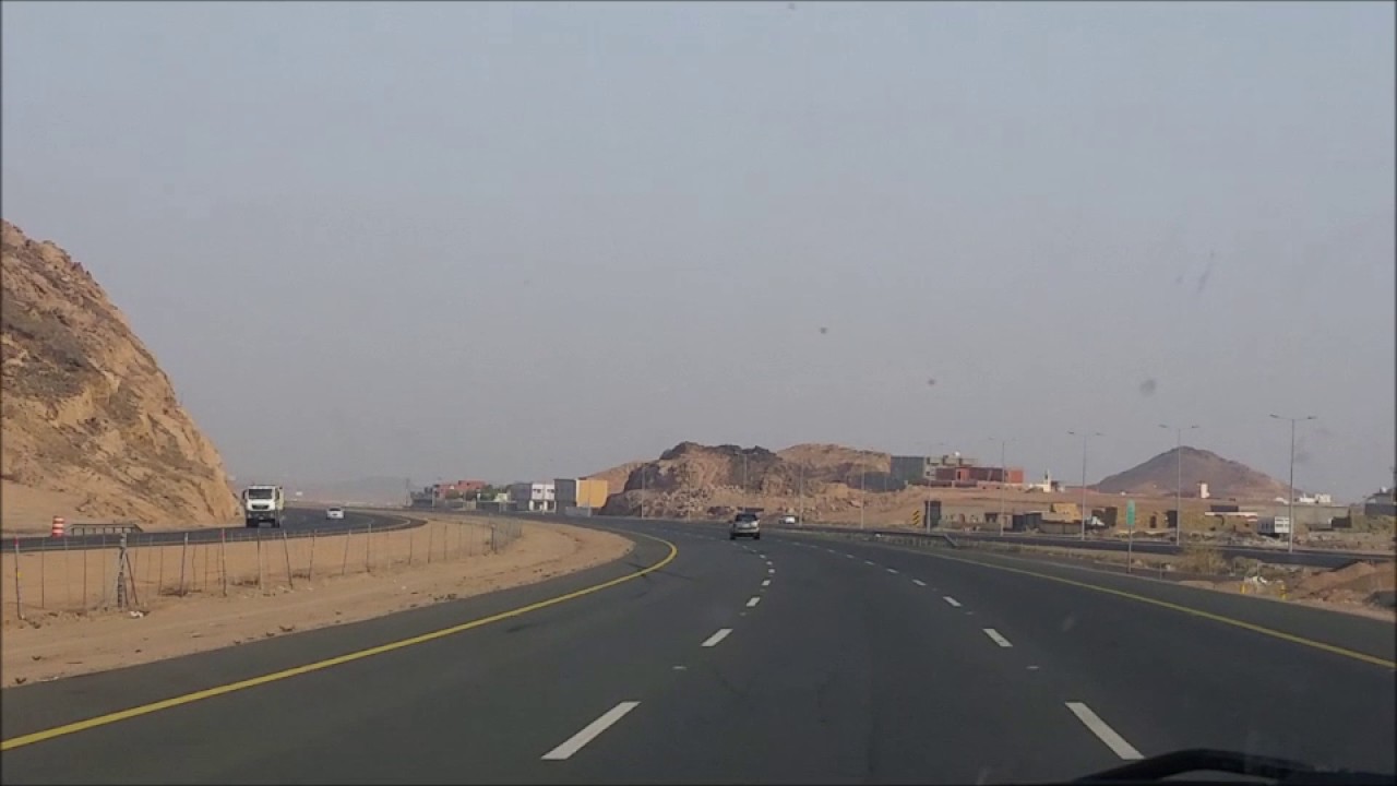 اصطدام بين شاحنتين على طريق مكة – الجموم
