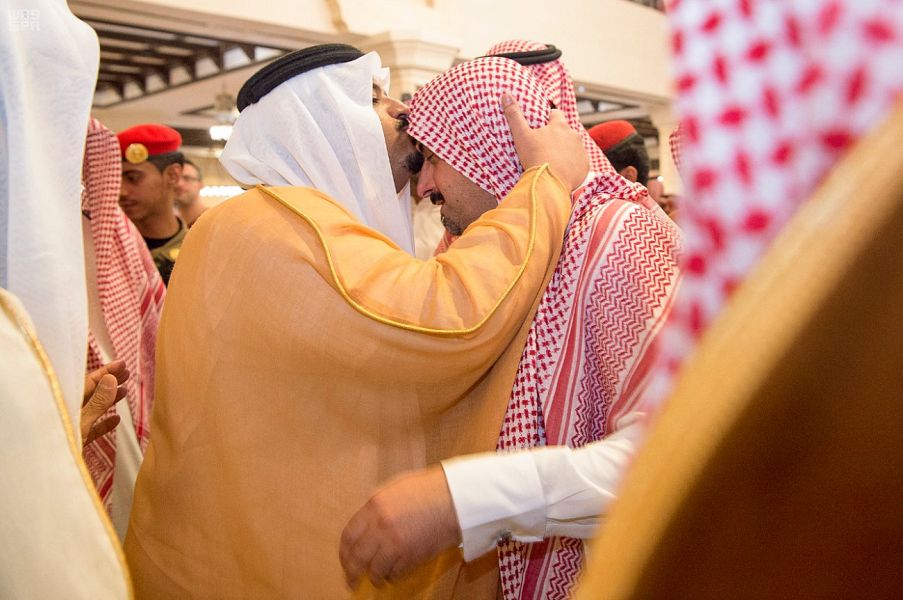 نائب أمير الرياض ينقل تعازي القيادة لأسرة الشهيد القحطاني
