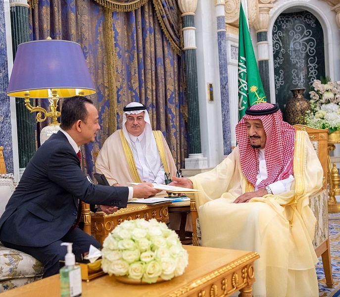 الملك سلمان يتسلم رسالة من رئيس وزراء ماليزيا