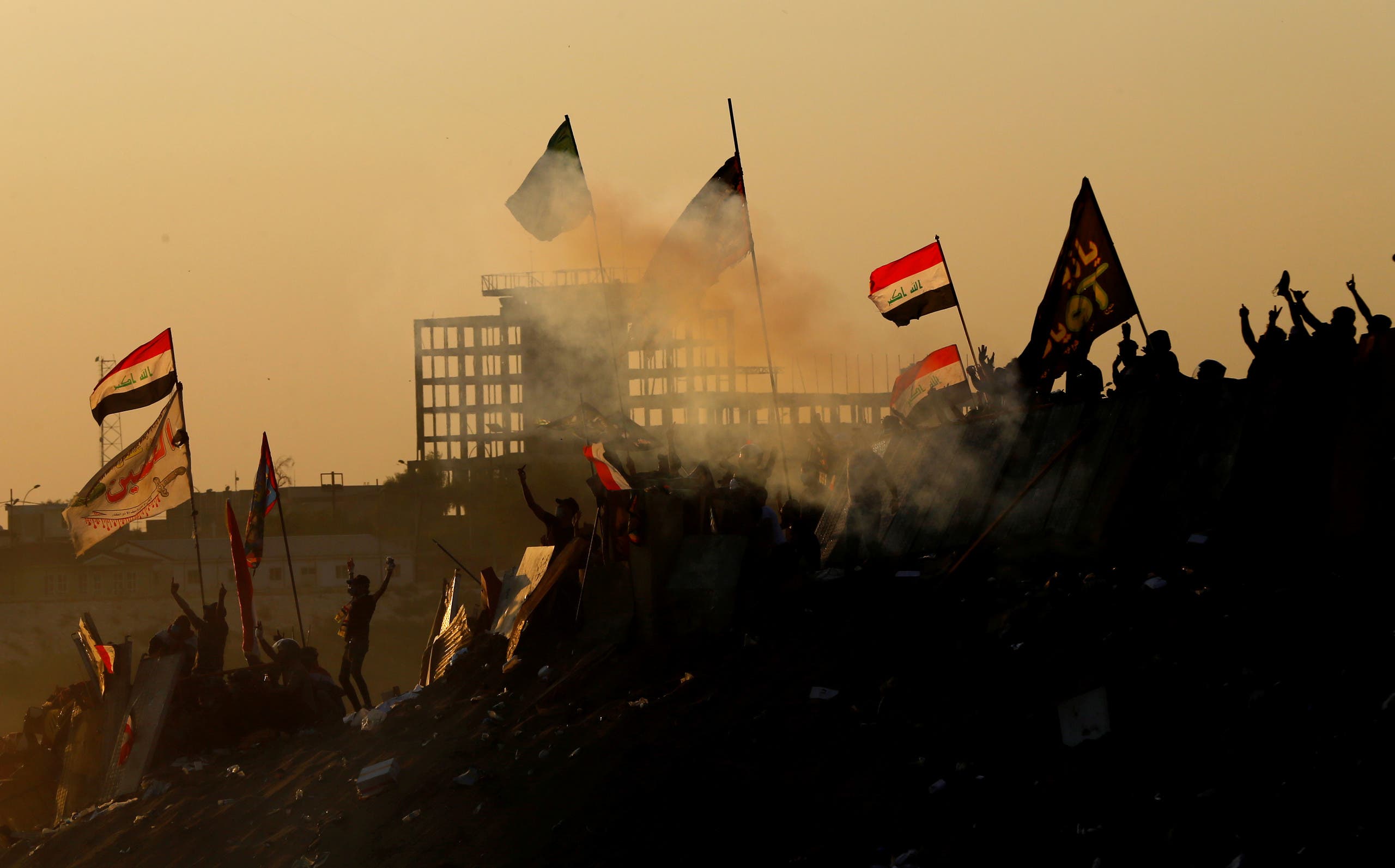 بغداد تشيع أول متظاهرة واشتباكات وإطلاق غاز على محتجي البصرة