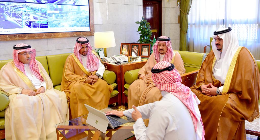 أمير الرياض يطلع على استعدادات الرالي