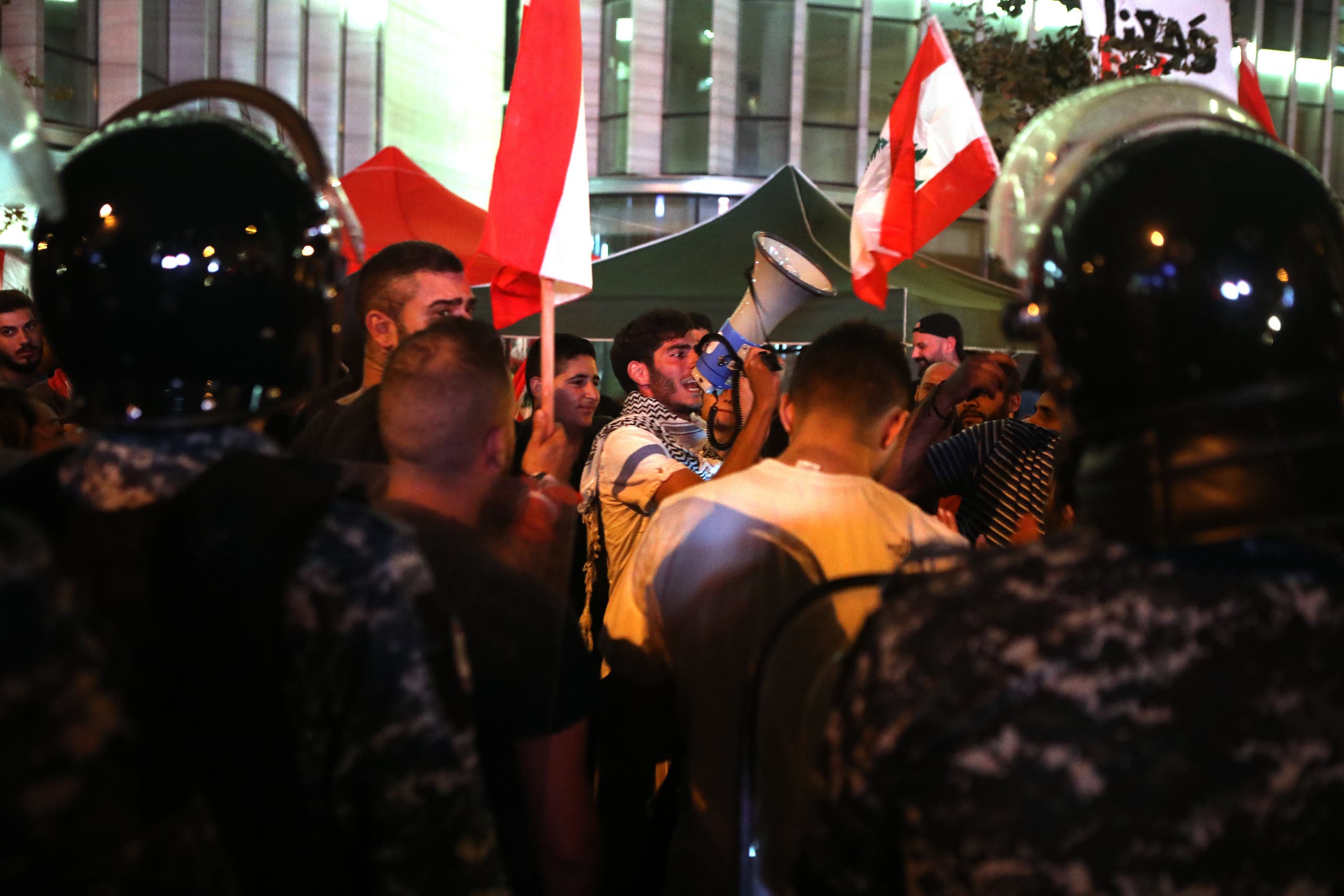 المحتجون في لبنان يهددون بقطع الطرق وعون يُطمئن