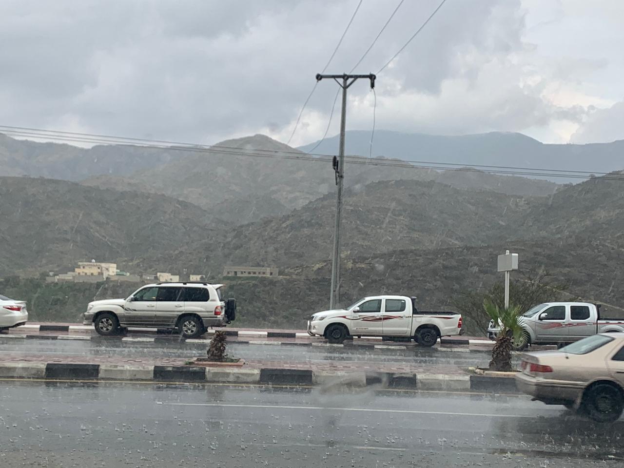 صور.. أمطار غزيرة على رجال ألمع