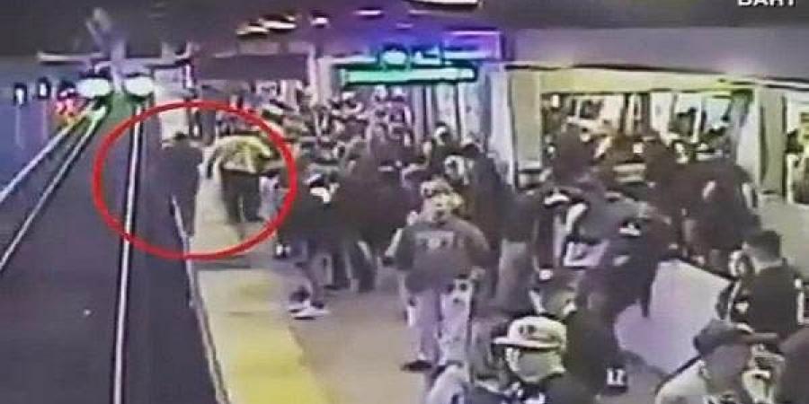 فيديو مروع.. لحظة سقوط مخمور أمام قطار سريع