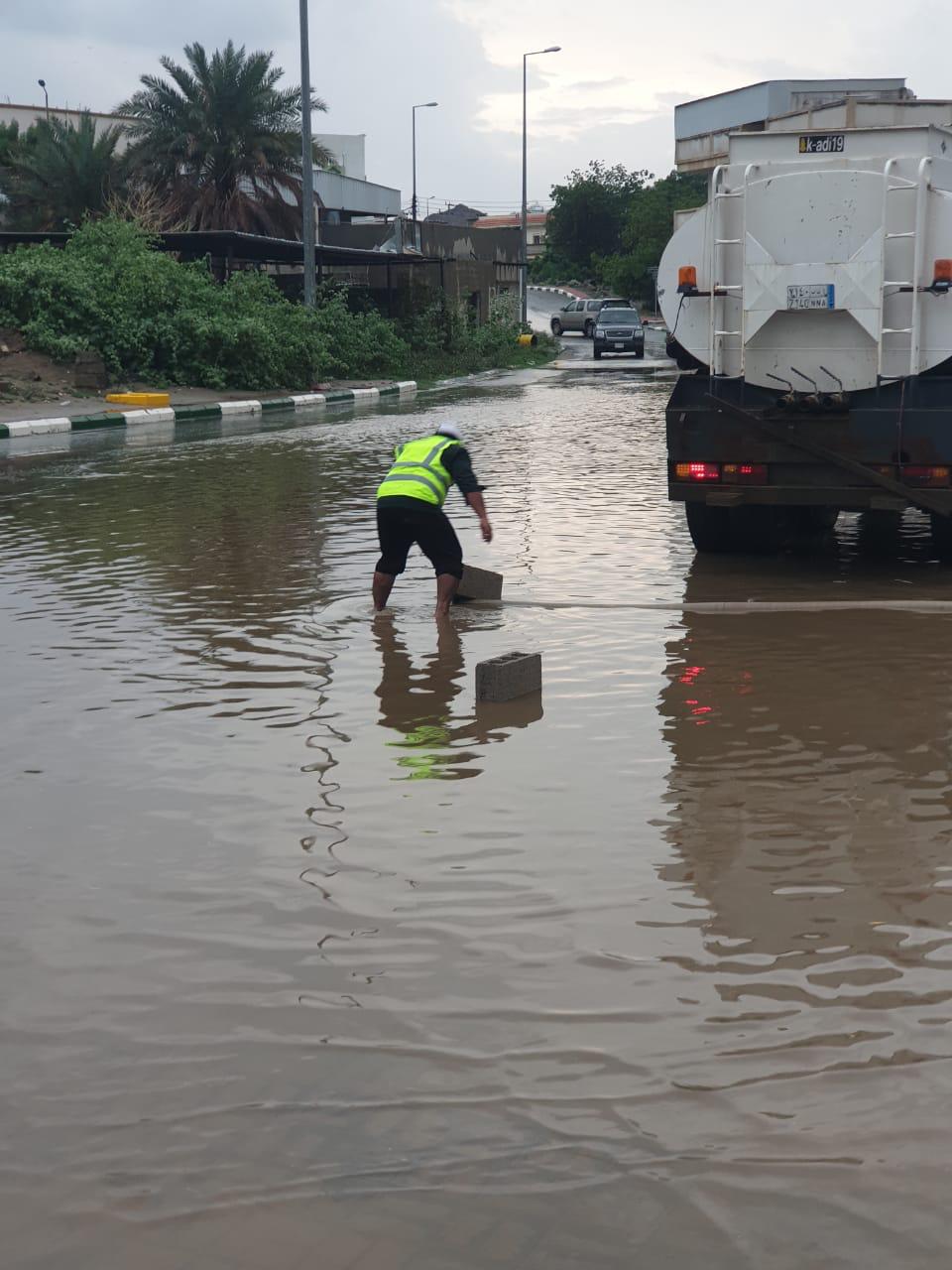 أمطار غزيرة على بارق والبلدية تنزح المياه