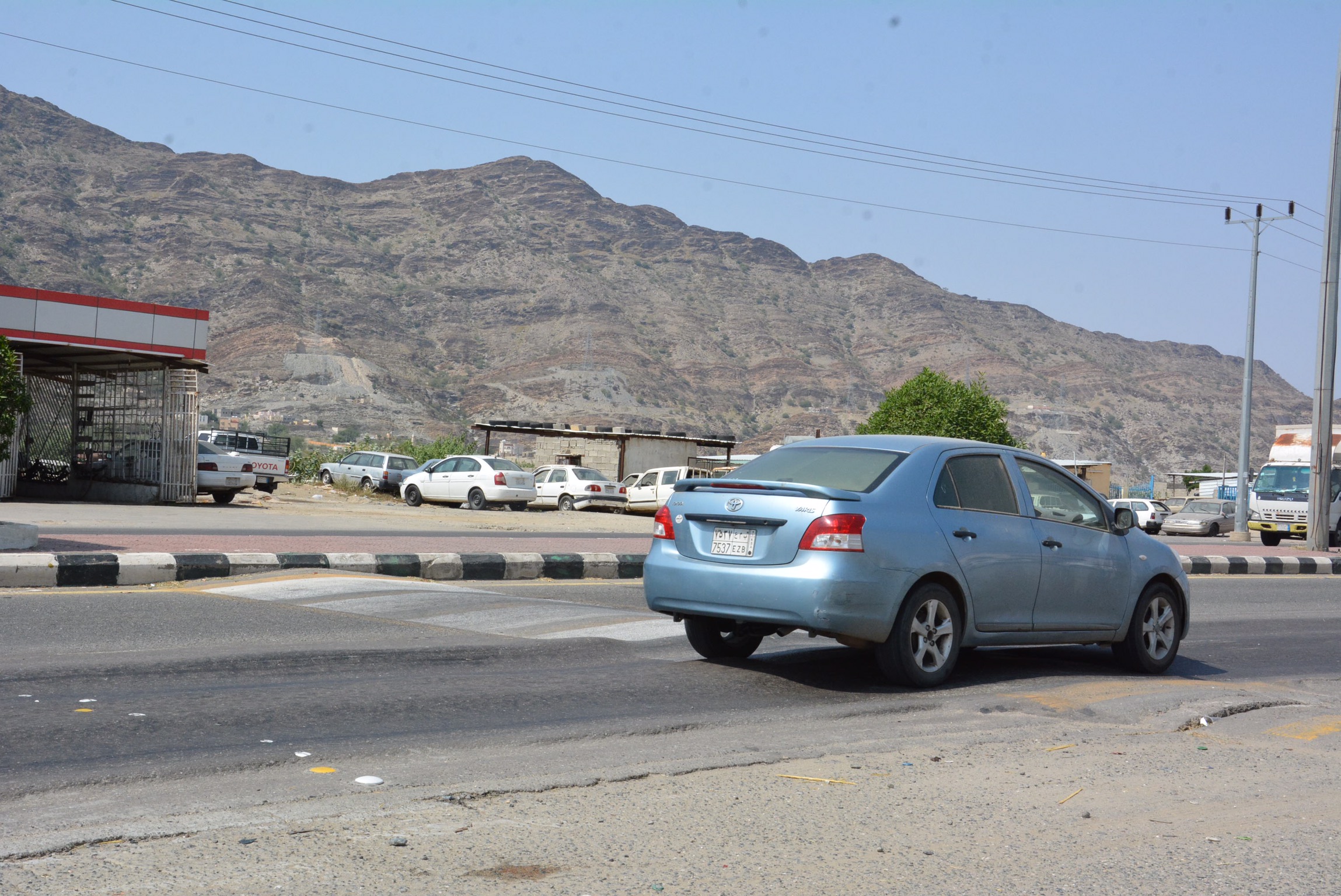 مطالبات بإنشاء محطة أوزان للشاحنات شمال محايل