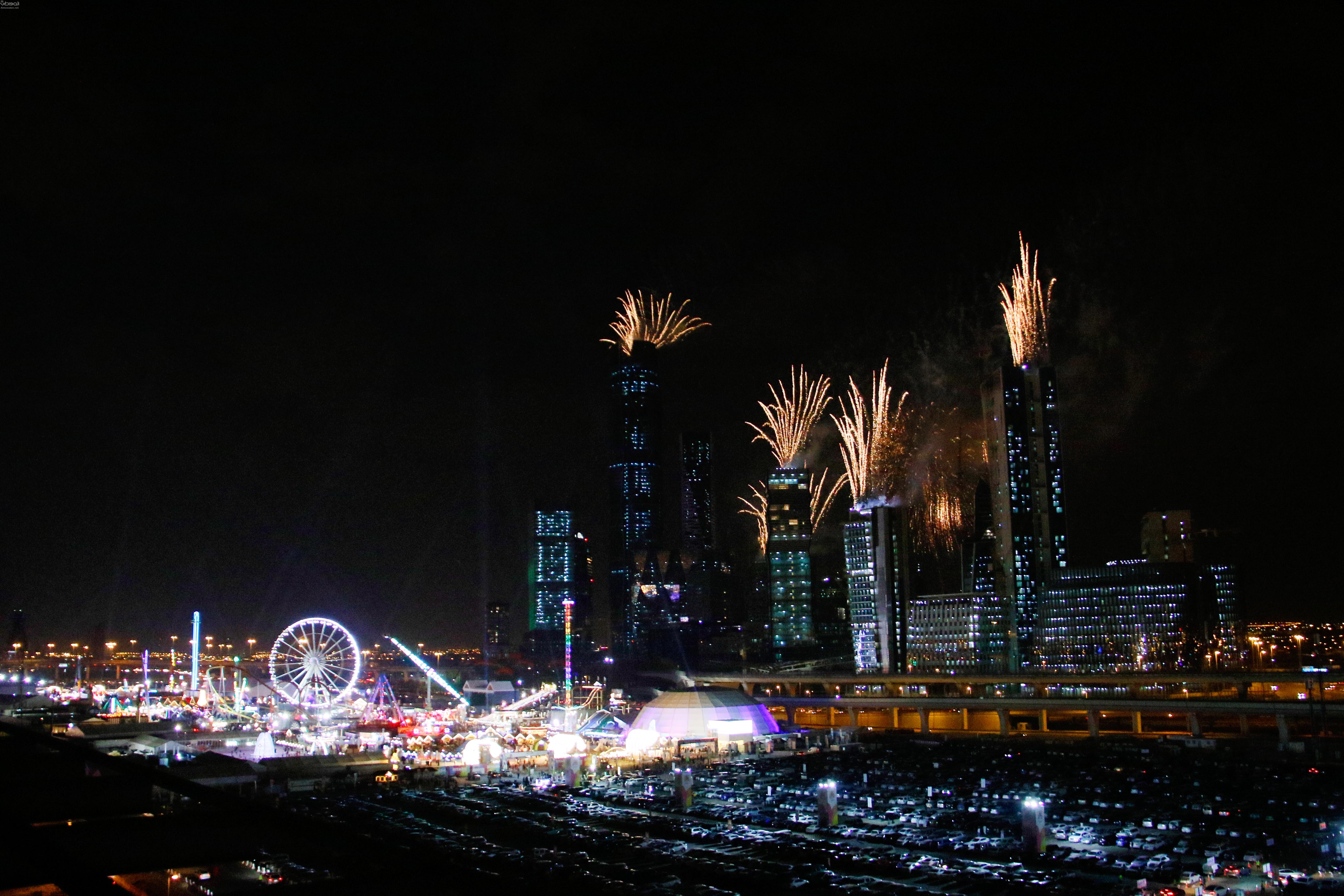 شاهد الصور.. الألعاب النارية تضيء سماء الرياض