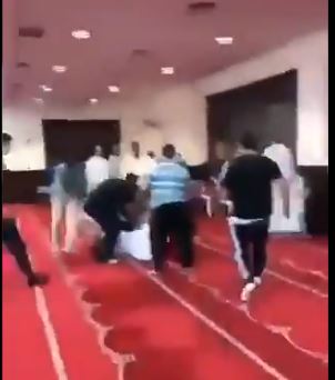 فيديو.. معتوه يقاطع خطيب الجمعة بمسجد الراشد ويدعي أنه المهدي المنتظر