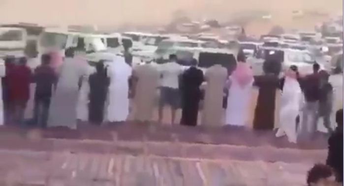 فيديو مهيب.. تسابق للصلاة في الصحراء