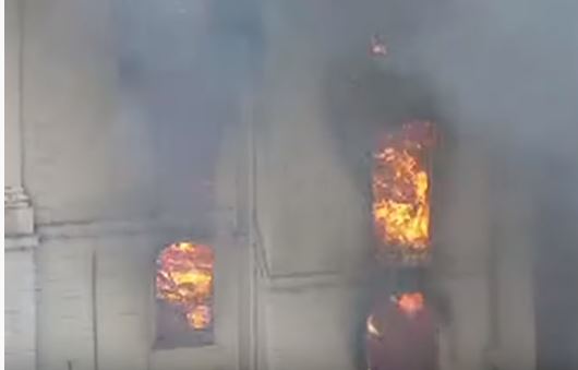 حريق هائل يلتهم فندقًا في بريطانيا