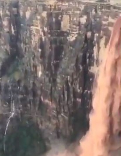 منظر خلاب لشلالات جبل القهر في جازان