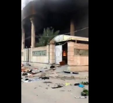 فيديو.. عراقيون يحرقون منزل برلماني سابق