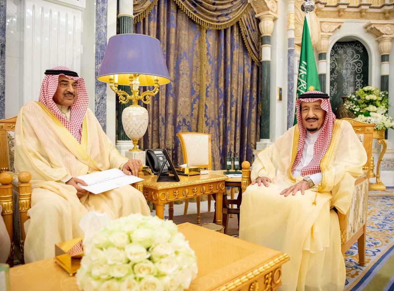 الملك يتسلم رسالة من أمير الكويت