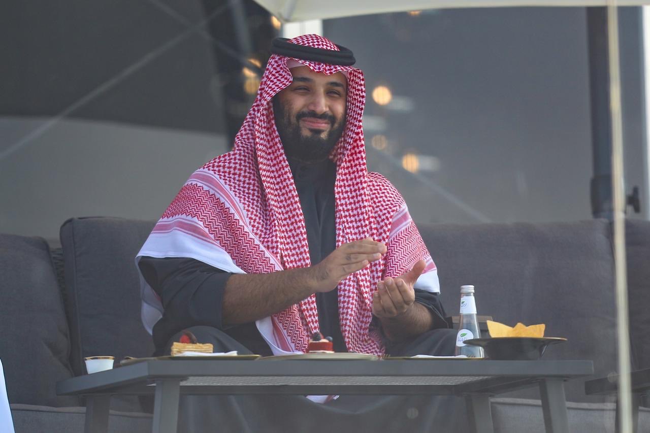 بسيط ويتحدث إلى الناس.. تفاصيل لقاء محمد بن سلمان وأديب