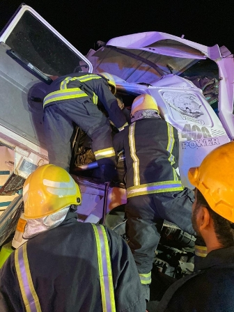 صور.. وفاة وإصابة 8 أشخاص في تصادم باص وشاحنة بدولي بيش - المواطن