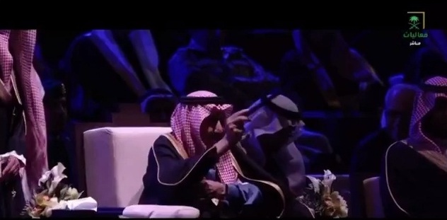 فيديو.. الملك سلمان يتفاعل مع العرضة بحفل الدرعية