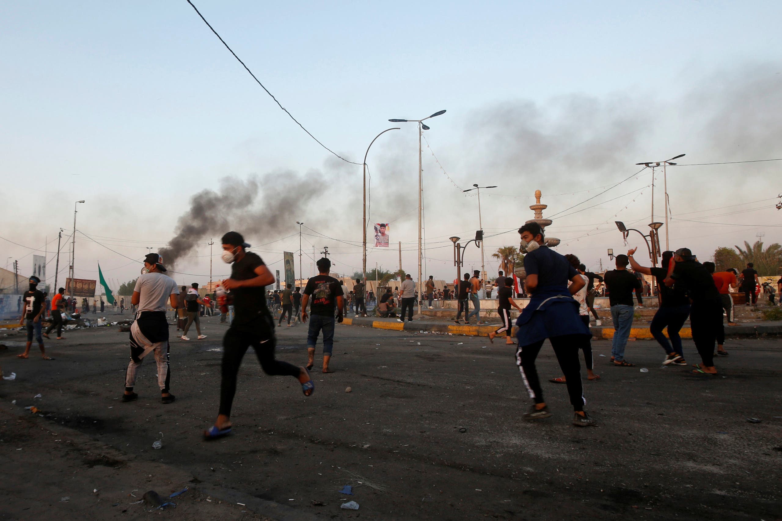 تواصل الاحتجاجات بالعراق.. الأمن يطلق الغاز ومواجهات بجسور بغداد