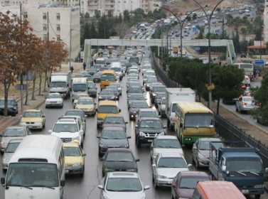 سقوط حمولة شاحنة يعرقل المرور بجسر الجامعة في جدة