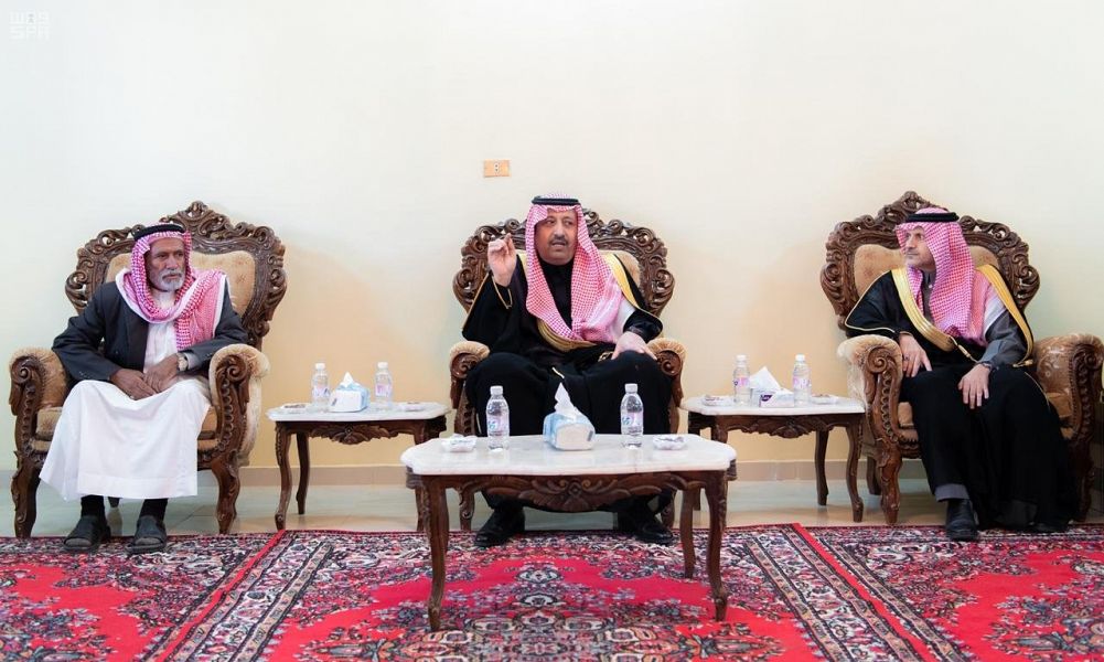 حسام بن سعود ينقل تعازي القيادة لذوي الشهيد الزهراني