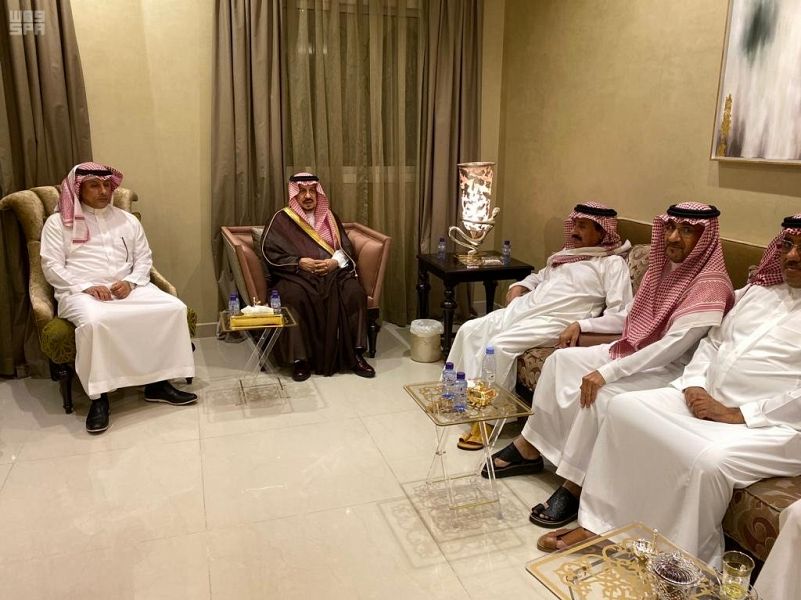 أمير الرياض يزور فهد بن مشاري لتقديم العزاء في وفاة والدته