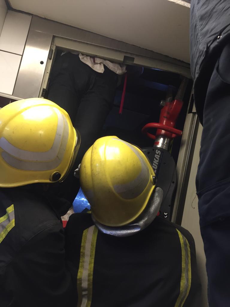إنقاذ عامل علق بمصعد مجمع تجاري بالطائف