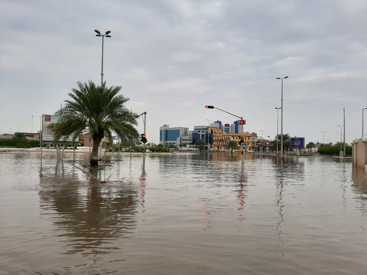 شاهد الفيديو والصور .. أمطار #جازان تغرق الشوارع !