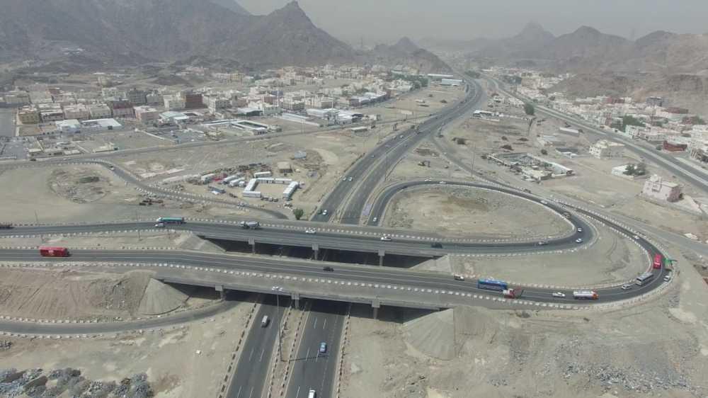 اصطدام شاحنة بخرسانة الطريق في جدة