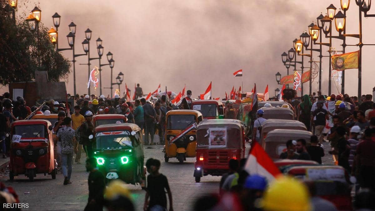 استمرار قطع الطرق في بغداد والأمن يواجه بالرصاص