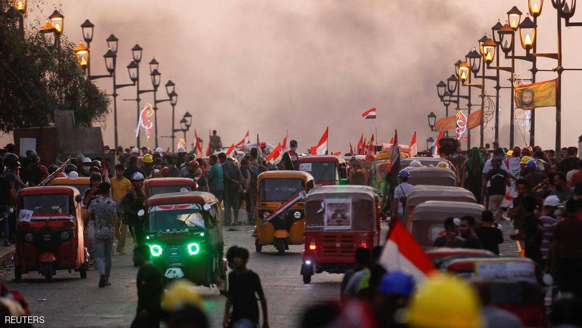 استمرار قطع الطرق في بغداد والأمن يواجه بالرصاص