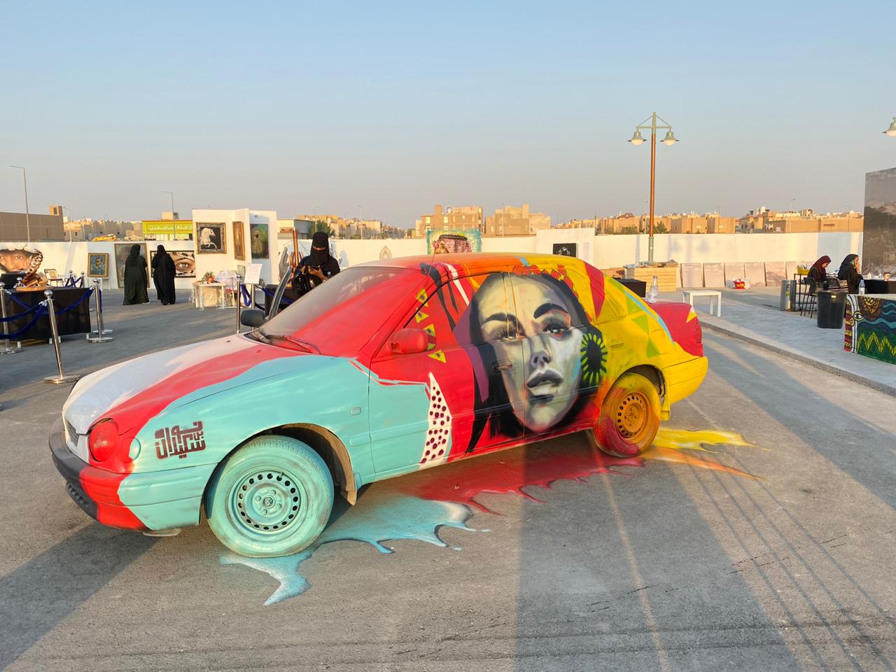 فنانة سعودية تحول سيارة خردة لقطعة فنية بمعرض مسك الفنون