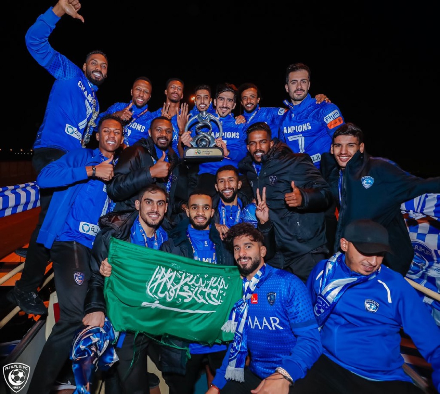 لاعبو #الهلال للجماهير: تستاهلون الكأس