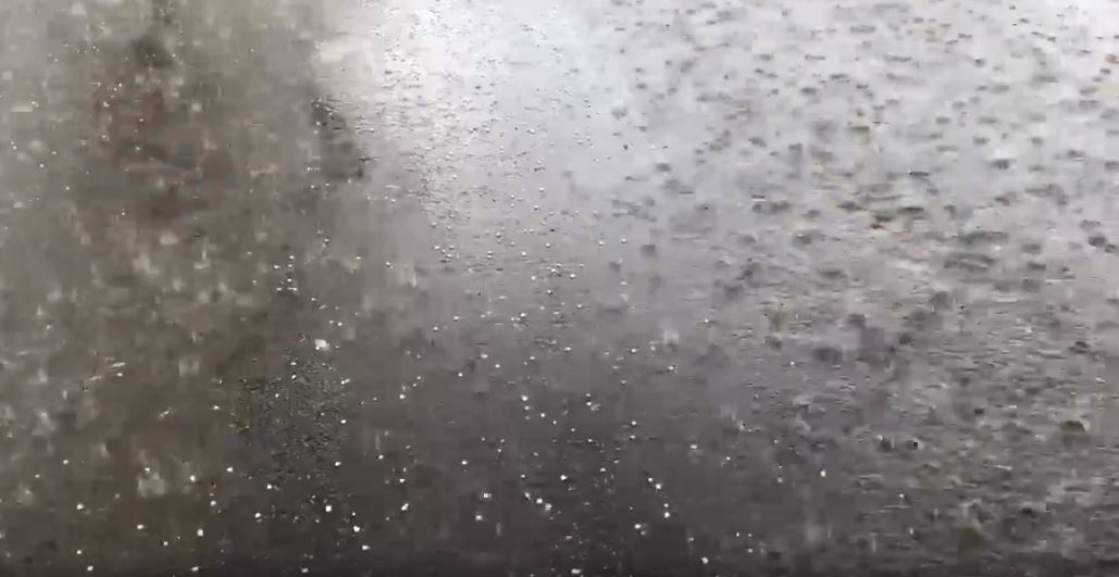 فيديو .. في الطائف غيم ومطر وبرد