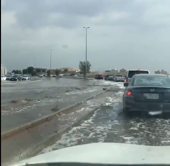 شاهد.. فيضان شوارع السامر بعد أمطار جدة