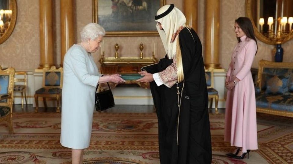 خالد بن بندر يسلم أوراق اعتماده لملكة بريطانيا