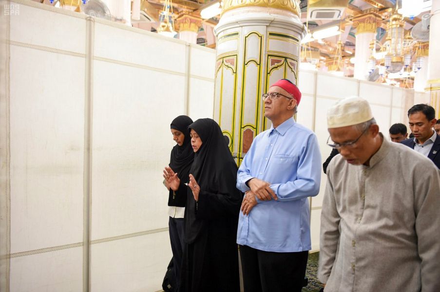 شاهد الصور.. رئيسة سنغافورة في رحاب المسجد النبوي