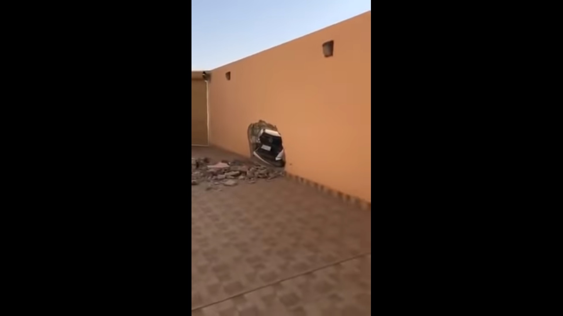 دمرت جدار منزله بسيارتها وهربت!