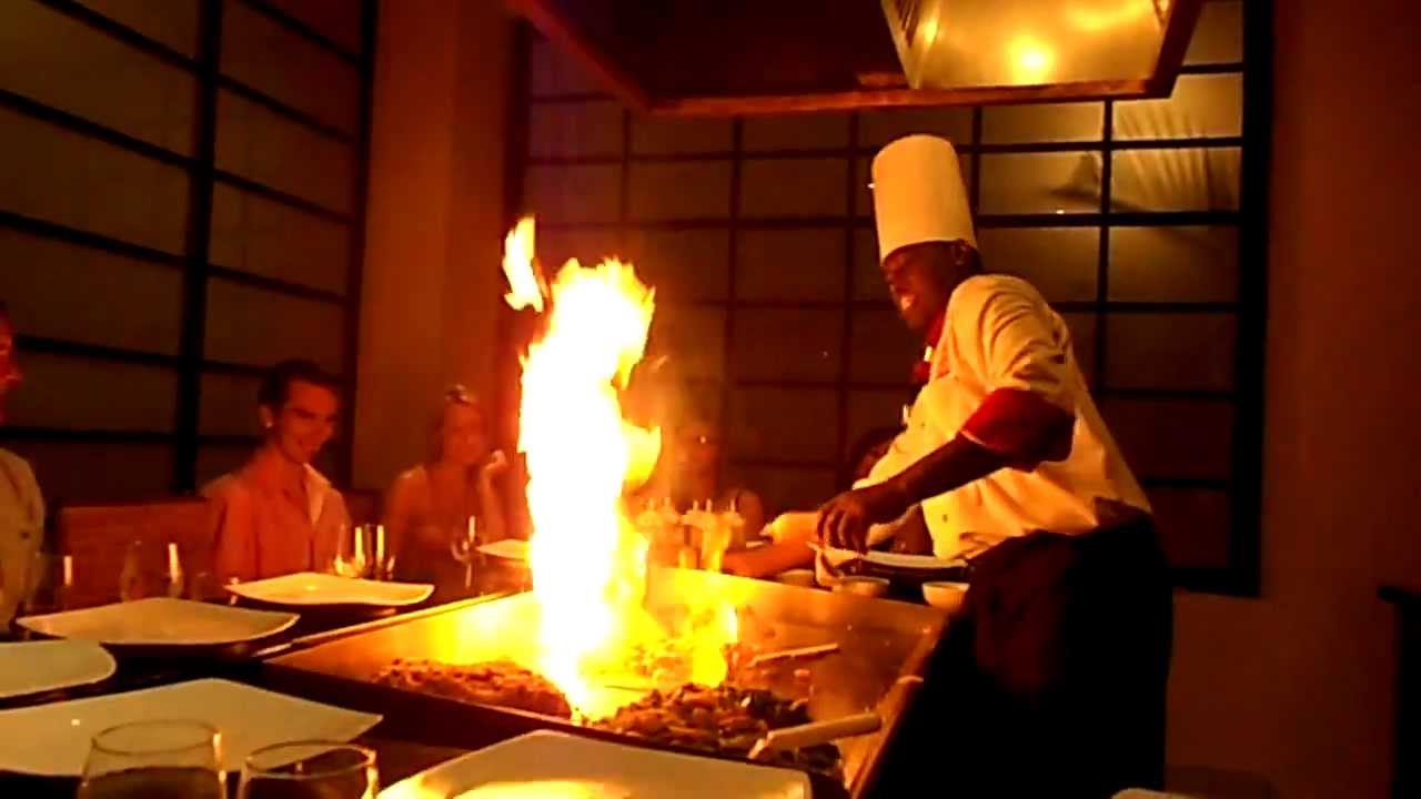 فيديو.. استعراض طاه يحرق طفلًا في مطعم