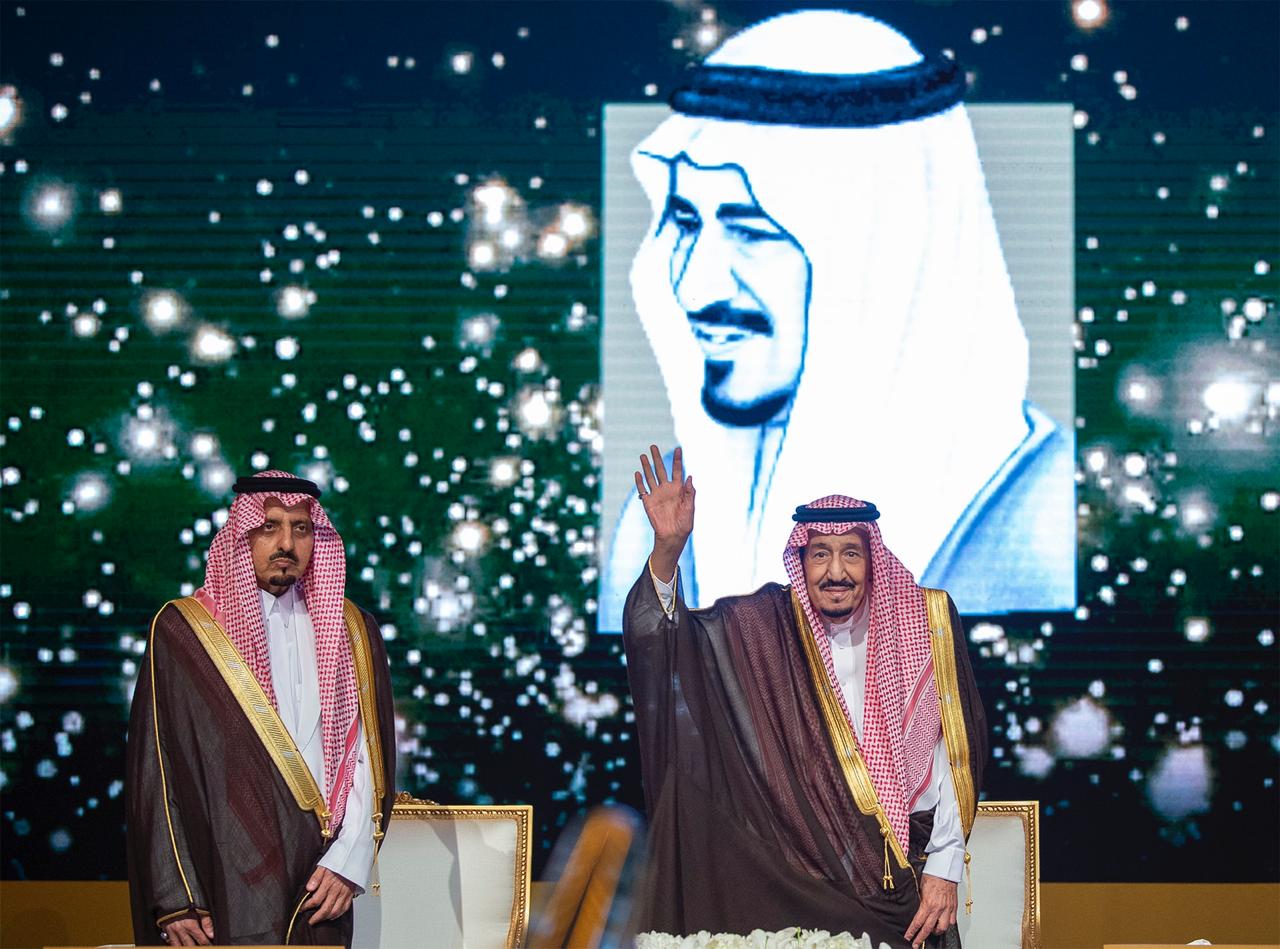 صور.. الملك سلمان يتوج الفائزين بجائزة الملك خالد