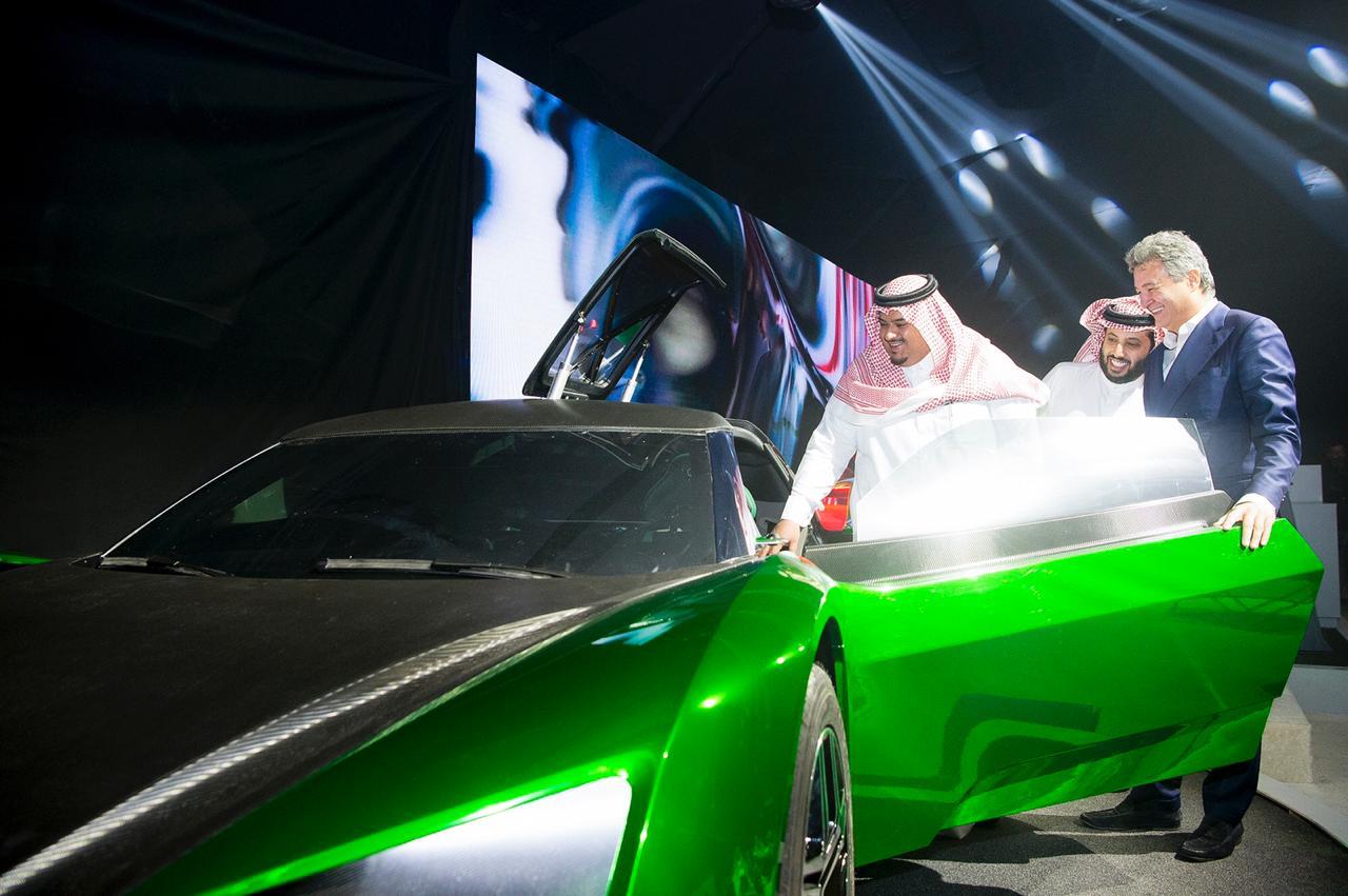 نائب أمير الرياض يفتتح معرض السيارات بالجنادرية