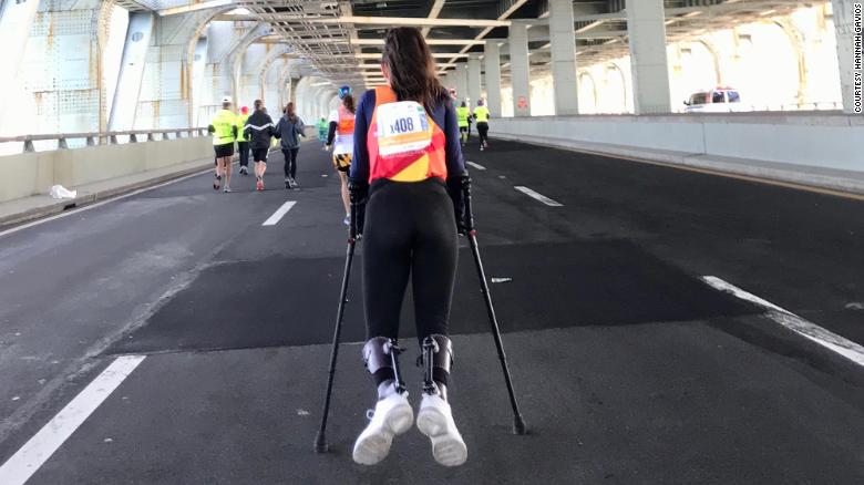 فيديو وصور.. فتاة تتغلب على إعاقتها وتفوز بماراثون طوله 41 كم