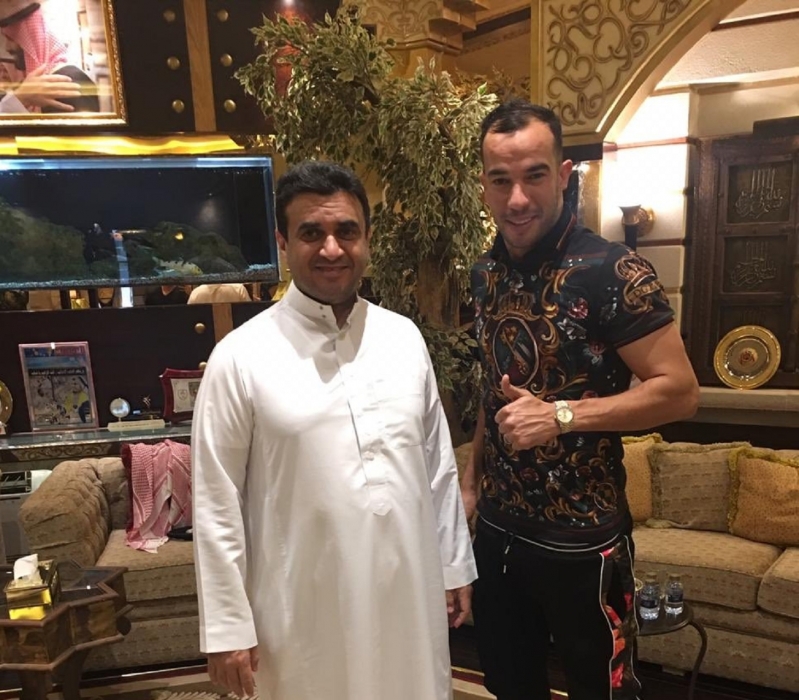 هل يحتاج بلعمري لموافقة الشباب للانتقال إلى الأهلي؟ 2 جمال بلعمري مع خالد البلطان
