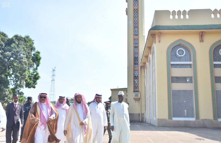 الشثري يزور جامع الملك فيصل في غينيا